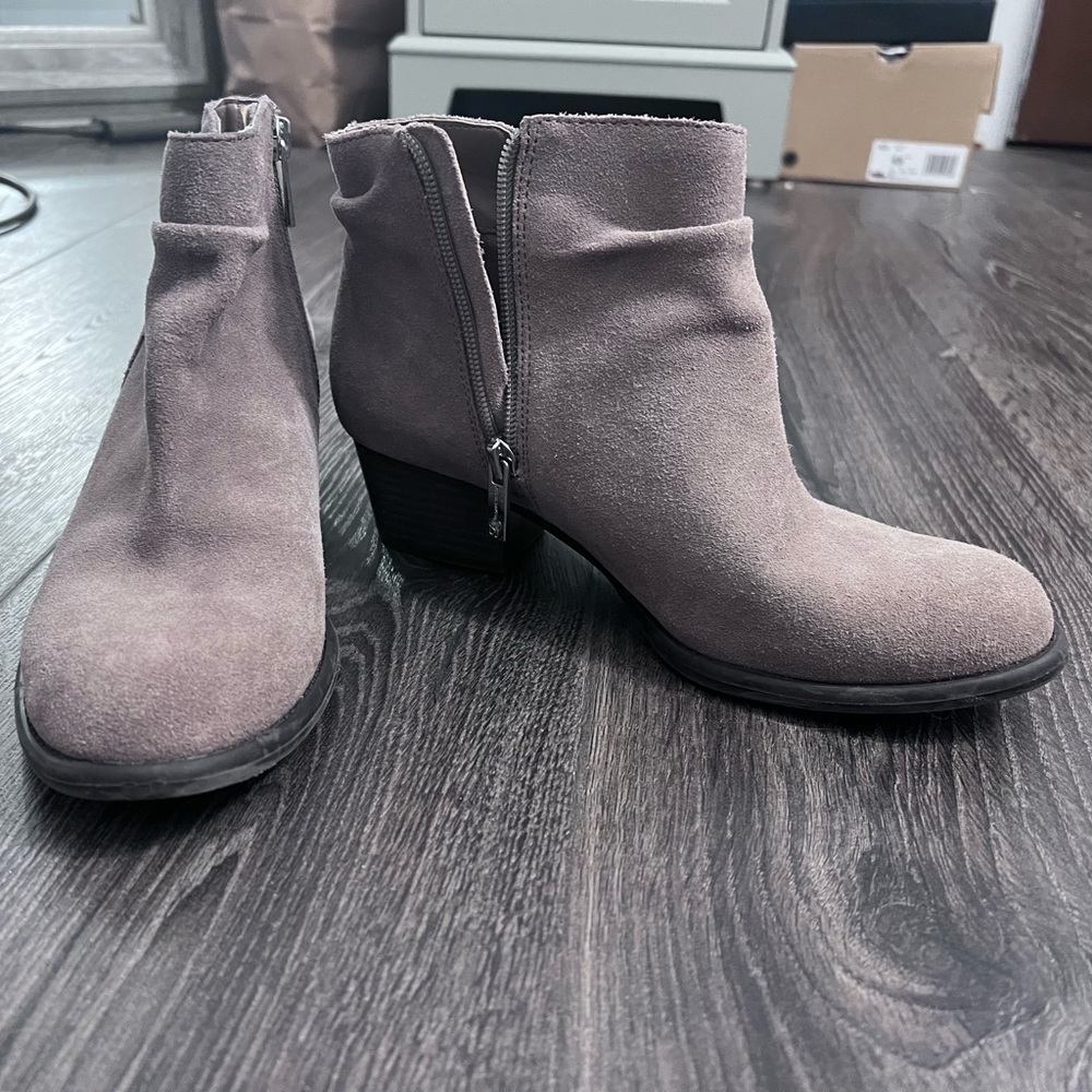Jessica Simpson Size 6.5 tan/taupe booties